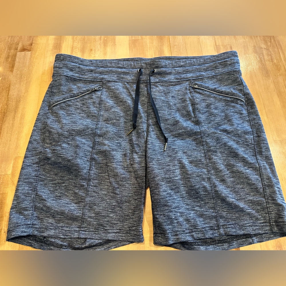 Athleta Women’s Heathered Gray Casual Shorts. XL
